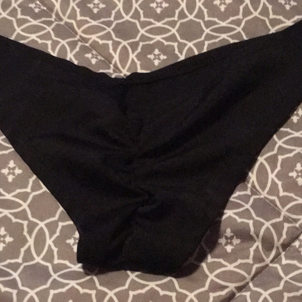 Like new black swim scrunched back shorts